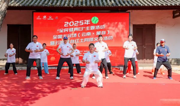 冠军们在教练的带领下习练八段锦。图片来源：国家体育总局体育文化发展中心